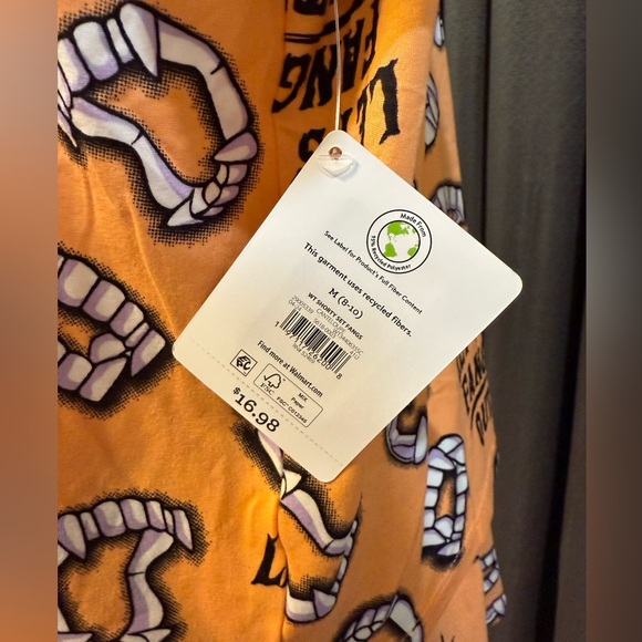 New Halloween Women’s Fang Print Shorty Pajama Set, 2-Piece Medium (8-10) - Picture 5 of 10